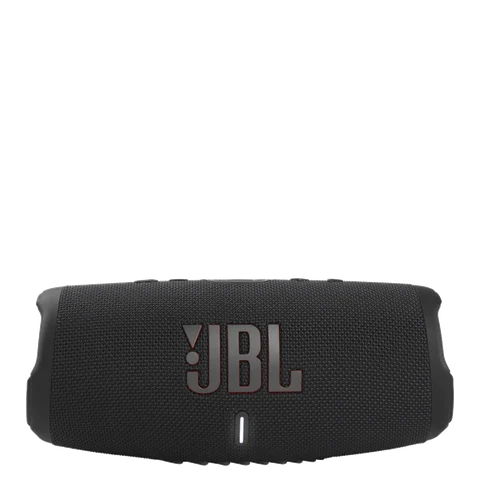 سماعة JBL Charge 5 سوداء على خلفية استوديو بيضاء