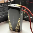 صورة واقعية لباور بانك Anker A1637 توضح الكابل المدمج والقابس ومنافذ USB-C — كايرو فولت