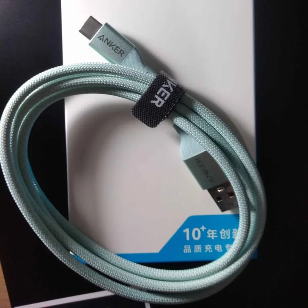 انكر A8050 مقارنة حجم مع كابل أبل