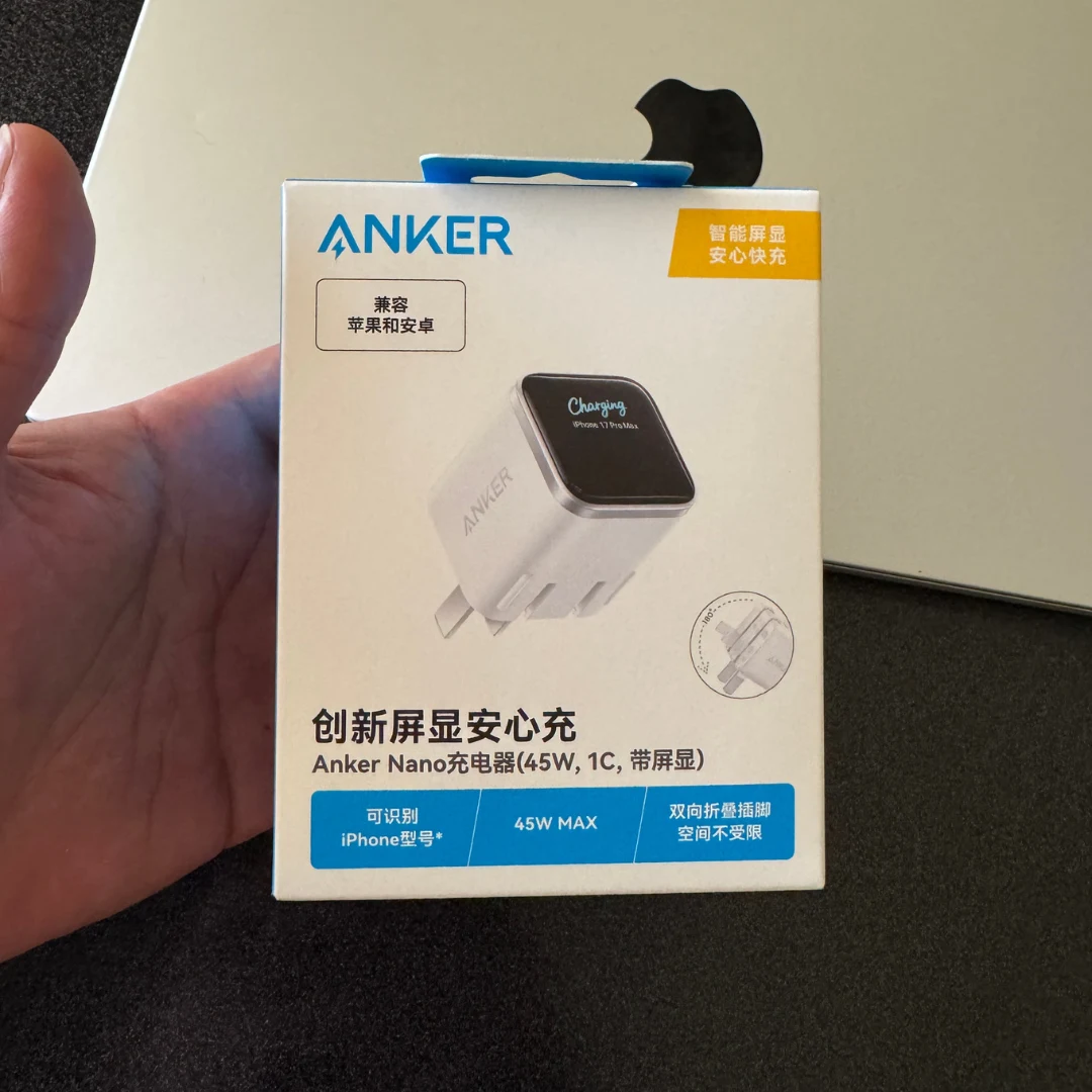 علبة شاحن انكر نانو A121D بقوة 45 واط الأصلية من الأمام مع مواصفات الشحن السريع والشاشة الذكية - كايرو فولت