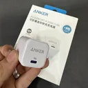 Anker PowerPort III 20W Cube A2639 in hand حجم مقارنة باليد أمام العلبة - كايرو فولت