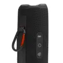 لقطة مقربة لمشبك الكارابينر القابل للفك وأزرار الظهر في سماعة JBL Flip 7 - كايرو فولت