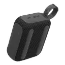 منظر خلفي مائل لسماعة JBL Go 4 يوضح شعار GO4 ومنفذ USB-C وشرائط المطاط - كايرو فولت