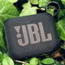 سماعة JBL Go 4 سوداء موضوعة على أوراق نبات خضراء في الخارج - كايرو فولت