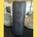 سماعة JBL PartyBox 1000 واقفة في غرفة معيشة بين مقاعد بين باج، صورة حقيقية - كايرو فولت