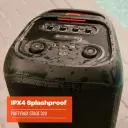 اللوحة العلوية لسماعة JBL PartyBox Stage 320 مبلولة بالمية بجانب حمام سباحة بعلامة IPX4 - كايرو فولت