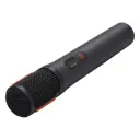 مايك JBL PartyBox Wireless Mic بزاوية مائلة تظهر الرأس الشبكية والمشابك البرتقالية وزرار الكتم - كايرو فولت