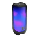 منظر مائل لسماعة JBL Pulse 5 وهي مضيئة بدرجات الأزرق والبنفسجي - كايرو فولت