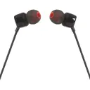 لقطة مقربة لسماعة JBL T110 السوداء موضح السماعات المائلة وقطع الأذن بلمسة برتقالي - كايرو فولت
