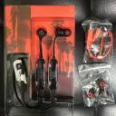 محتويات علبة سماعة JBL T110BT: السماعة في الدرج الداخلي مع كابل الشحن وقطع الأذن - كايرو فولت