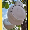 سماعة JBL Tune 720BT باللون الأبيض، لقطة قريبة في الهواء الطلق على خلفية السماء والأشجار - كايرو فولت
