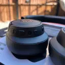 لقطة قريبة لسماعة JBL Tune 770NC سوداء في الخارج توضح الأزرار ومدخل الأوكس وزر ANC - كايرو فولت