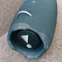 صورة حقيقية مقربة لمشع الباص وخطاف الحزام المعدني بسماعة JBL Xtreme 4 - كايرو فولت